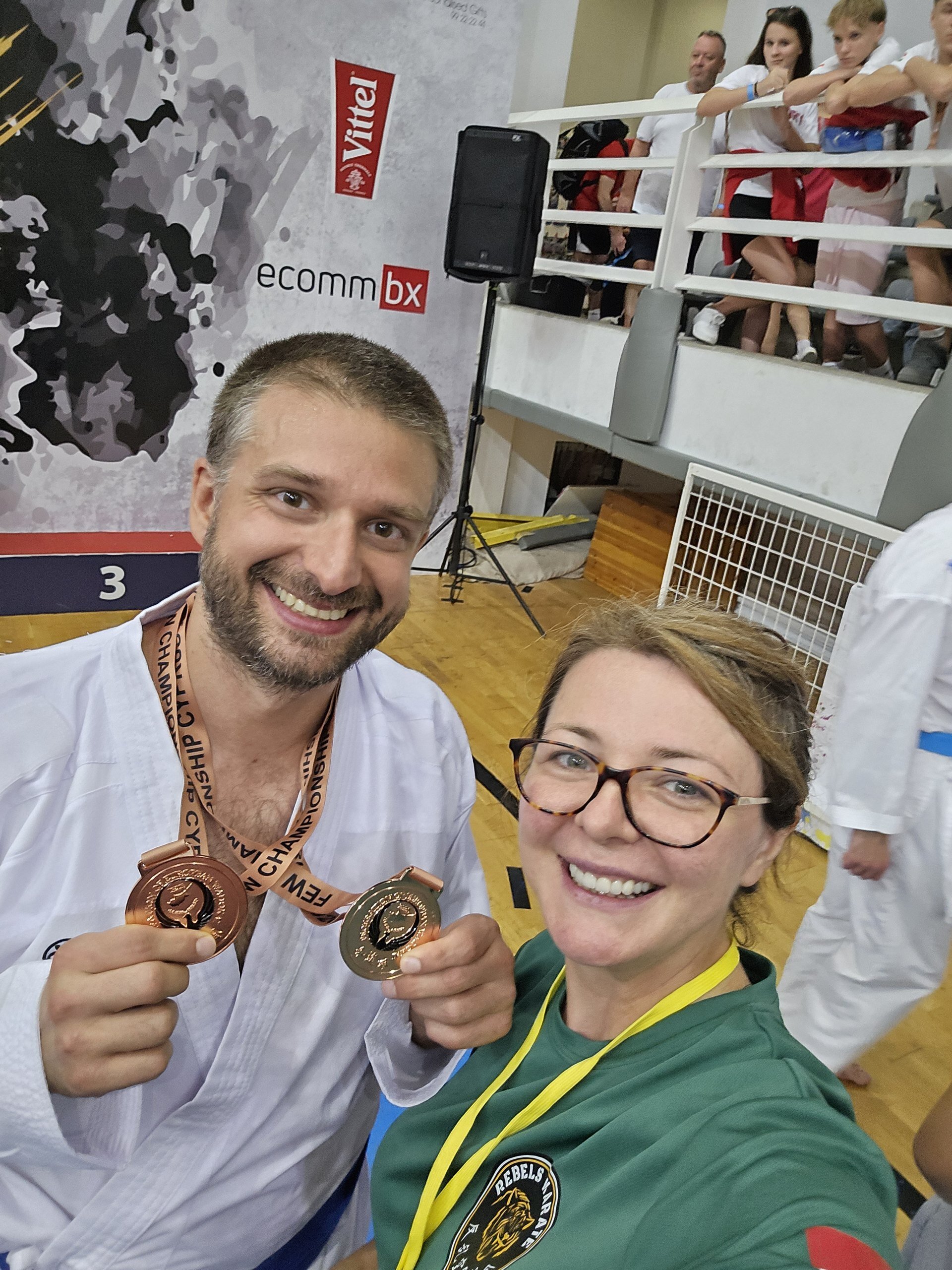 Edvin Kuric hält seine beiden Bronzemedaillen aus Einzel- und Teambewerb hoch