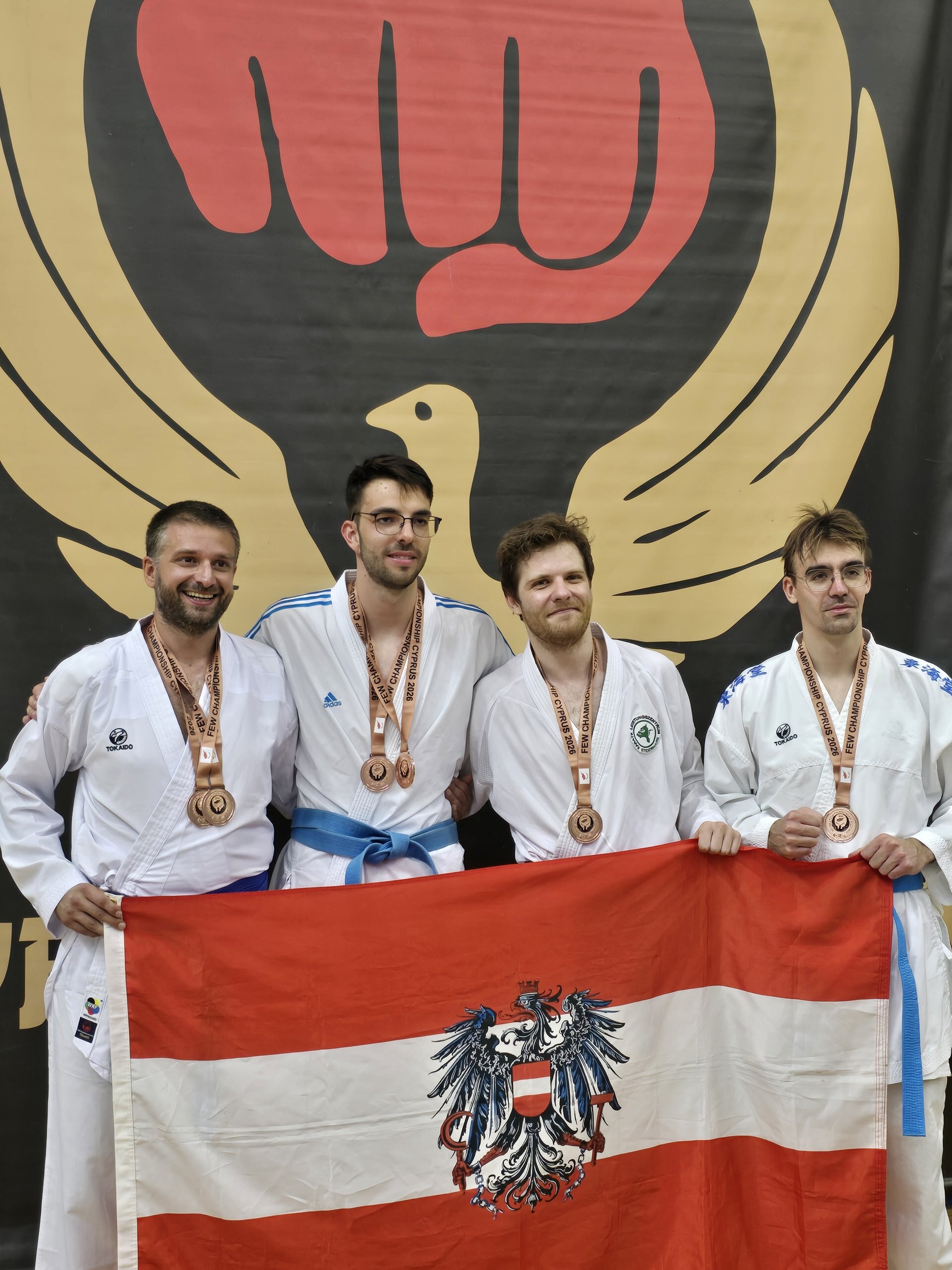 Wadokai Austria mit der österreichischen Fahne vor dem Banner des zyprischen Verbands