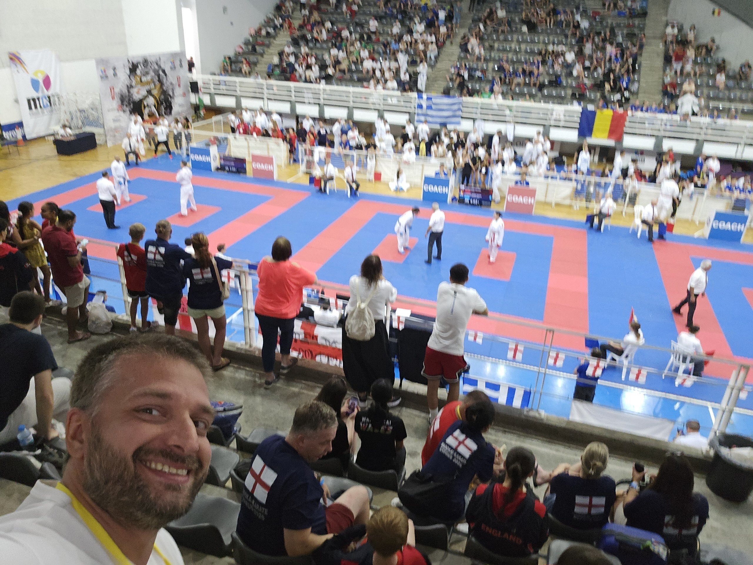 Blick von der Tribüne auf die vier Wettkampfflächen der Wado-Kai-EM in Nikosia