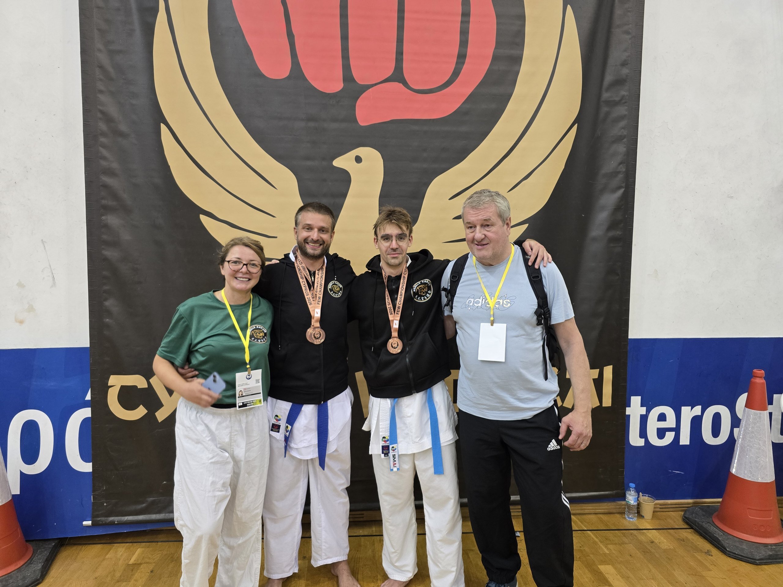 Rebels-Athleten und Teamkollegen mit den Bronzemedaillen